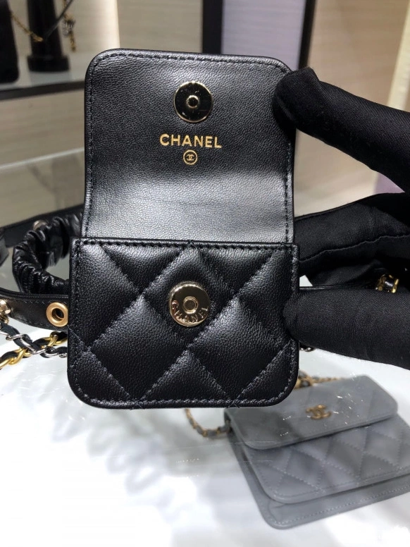 First Bag Ru CHANEL AIRPODS CASE 0731